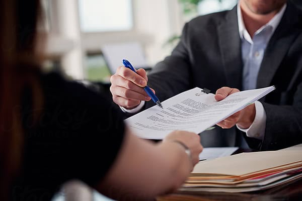 Assinatura de contrato em uma mesa de reunião